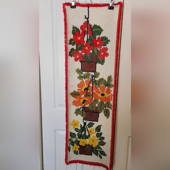 Vintage latchhooked yarn art potted flowers large mcm 1960s retro rug tapestry - Picture 2 of 3